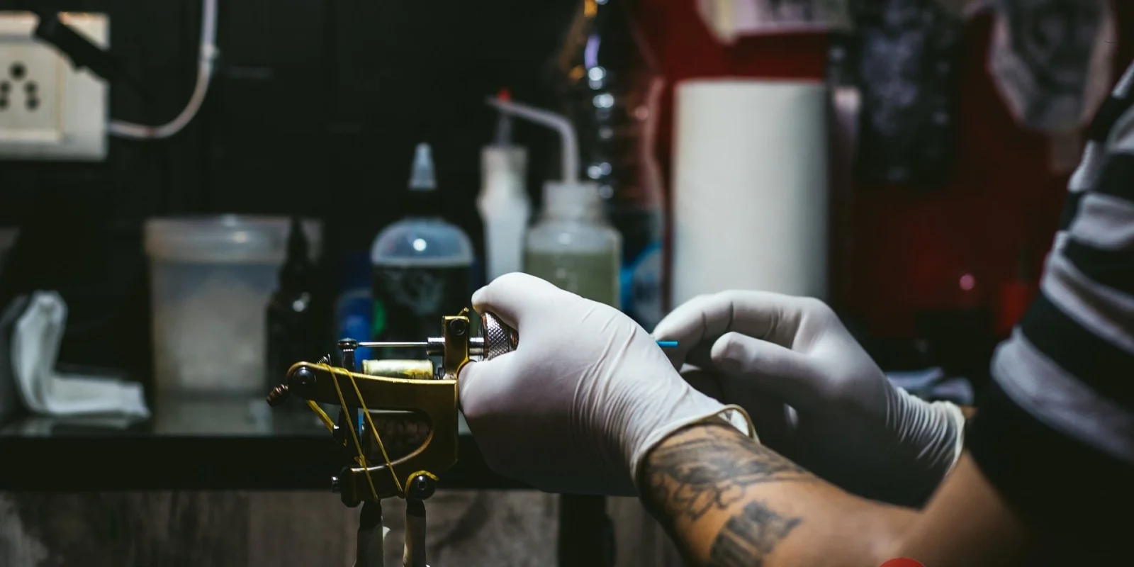 Manipulación de los materiales a la hora de tatuar
