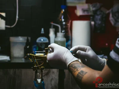 Manipulación de los materiales a la hora de tatuar