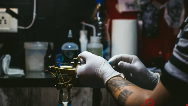 Manipulación de los materiales a la hora de tatuar